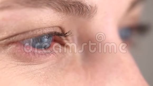 一个年轻女孩的灰蓝色瞳孔左右移动看一些动作或阅读视频的预览图