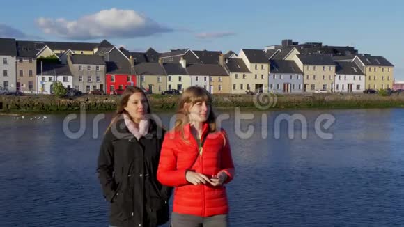 在爱尔兰高威市度假的女孩视频的预览图