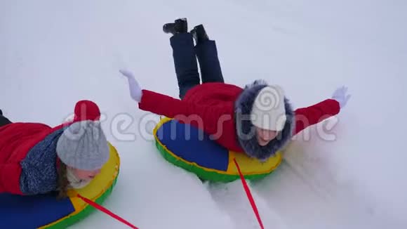 快乐的少女们去却雪道在冬天的雪山上伸直双臂在飞翔和欢笑快乐视频的预览图