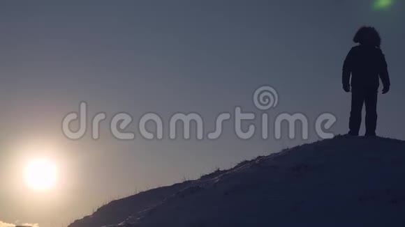 征服山峰的人正站在日落时分的雪山上山区旅游徒步旅行概念视频的预览图