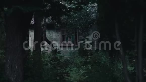 公园里废弃的老房子视频的预览图