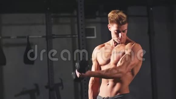 男运动员躯干裸露肌肉发达视频的预览图