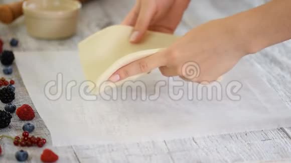 厨师在羊皮纸上滚动松饼把米勒菲耶做成浆果视频的预览图