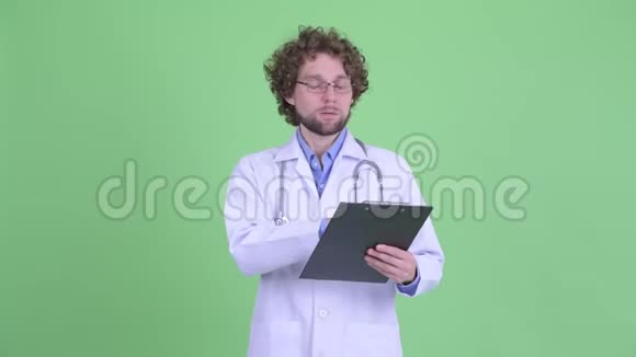 快乐的小胡子男医生拿着剪贴板说话视频的预览图