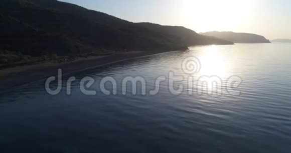 黑海的海岸和日出时水面上的倒影视频的预览图