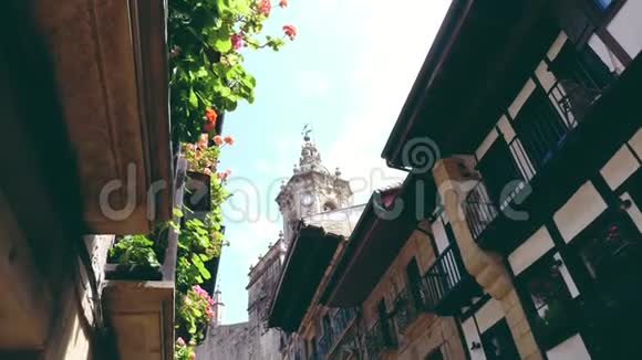 洪都拉斯古老的城镇街景以巴斯克建筑为特色视频的预览图