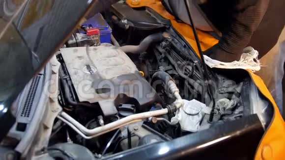 汽车服务一个机械师打开一个油容器视频的预览图