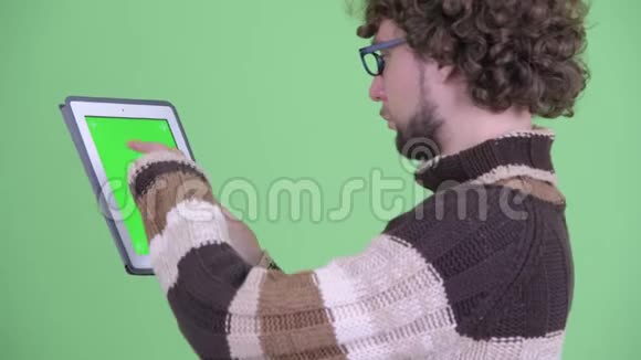 使用数码平板电脑拍摄快乐小胡子男子的特写后视图视频的预览图