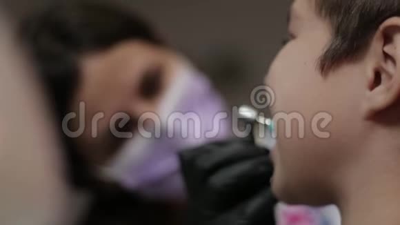 牙医进来的录像特写视频的预览图