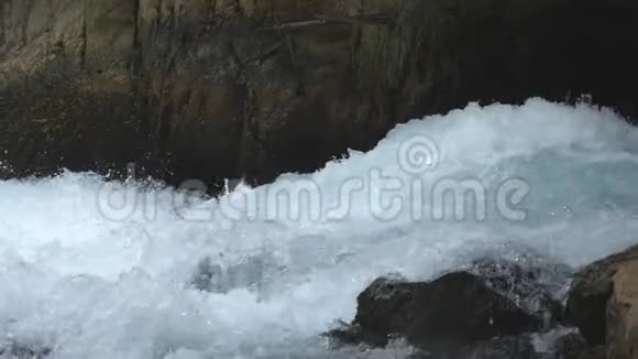 观山河湍急的溪流强烈的洪水冲击着石面溅起晶莹的清水视频的预览图