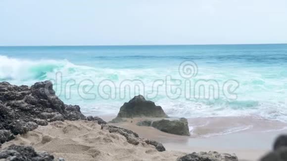 海水浪花溅起沙滩景观天际线景观上的绿松石海洋沙滩上的岩石视频的预览图