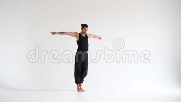 男子练莲倒立瑜伽体式视频的预览图