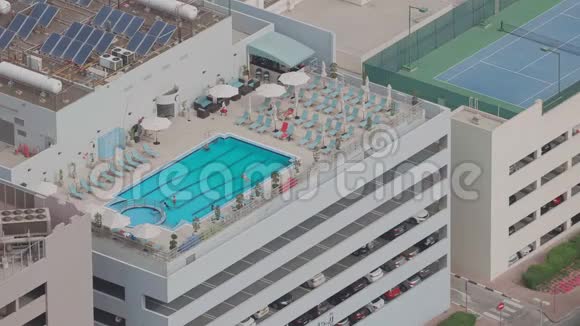 汽车停车场从上面可以看到屋顶游泳池空中俯视阿联酋迪拜视频的预览图