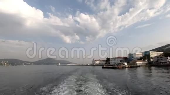 沿着繁忙的土耳其海岸漂浮的船上美丽的景色视频的预览图