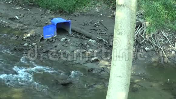 奥洛穆克附近的一条干燥和干旱的河流有垃圾和塑料容器文明问题捷克共和国欧洲视频的预览图
