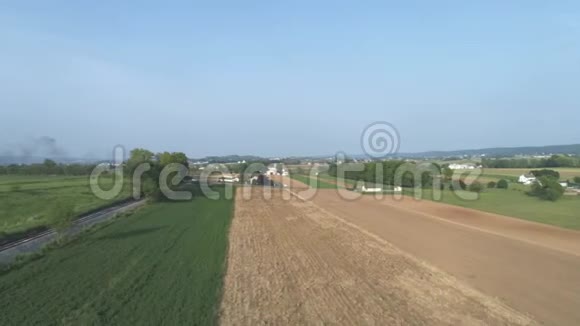 从空中俯瞰阿米什人等待蒸汽机车到达的乡村视频的预览图