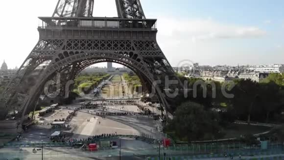 城市景观与成群的游客走在埃菲尔铁塔附近空中景观视频的预览图