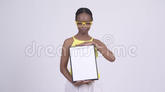 年轻快乐的非洲妇女展示和阅读剪贴板视频的预览图