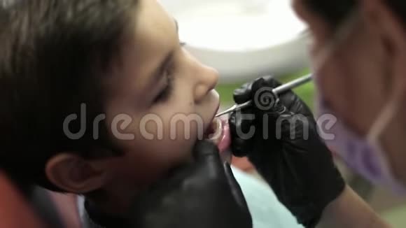 牙医进来的录像特写视频的预览图