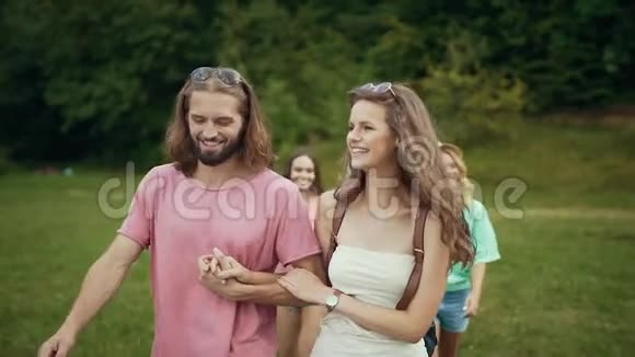 朋友们在公园里散步快乐的男人和女人玩得开心视频的预览图