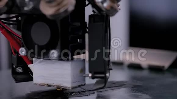 3D型印刷机印刷塑料模型近景视频的预览图