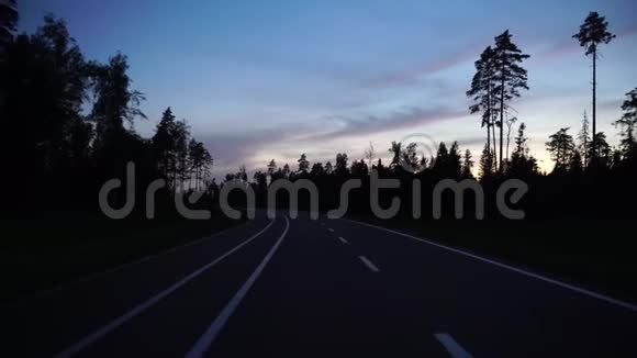 在4K号夜间高速公路上行驶视频的预览图