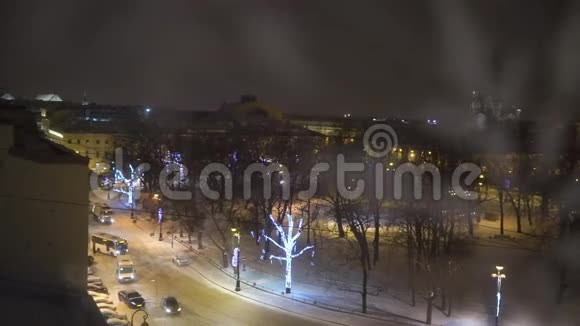 冬季城市晚上装饰新年和圣诞节假期视频的预览图