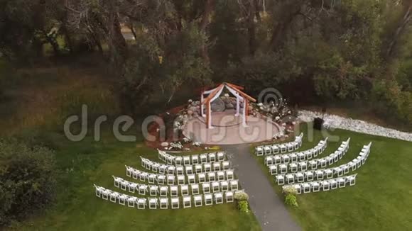 婚礼祭坛空中射击视频的预览图