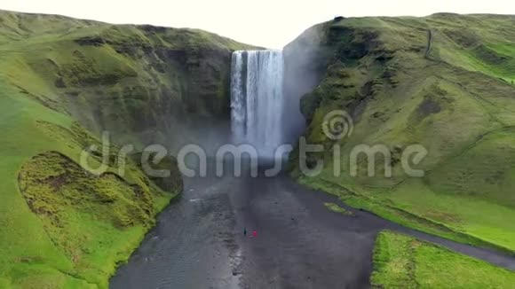 无人驾驶飞机俯瞰冰岛的斯科加沃斯瀑布这是冰岛最著名旅游景点之一视频的预览图