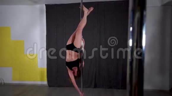 运动性感小女孩倒在杆子上旋转表演杂技视频的预览图