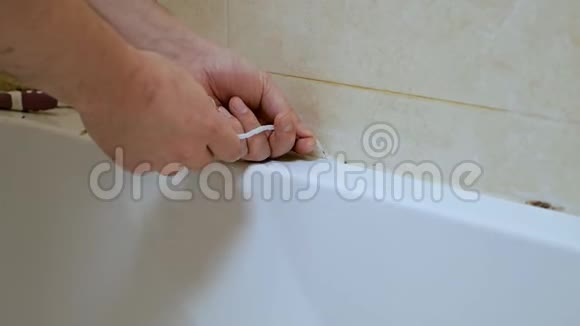 清洗模具和洗澡生锈的概念浴室接缝处的霉菌视频的预览图
