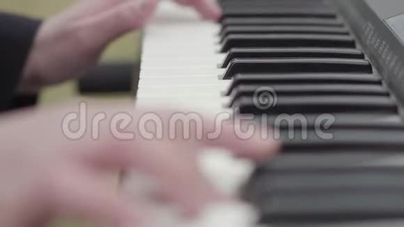演奏钢琴的演奏者的双手合拢最喜欢古典音乐浪漫气氛选择性重点视频的预览图