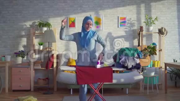 美丽的穆斯林妇女欢快的舞蹈家庭主妇视频的预览图