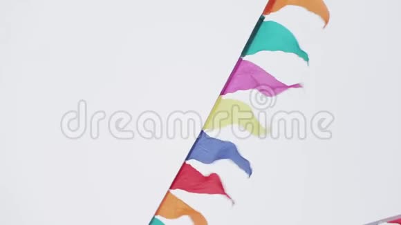彩塑彩旗挂在灰色天空的背景上视频的预览图