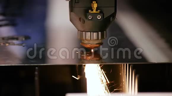 激光焊接钢表面机裁工手视频的预览图