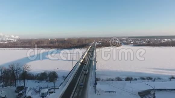 Vyatka河上公路桥的冬季空中照片视频的预览图