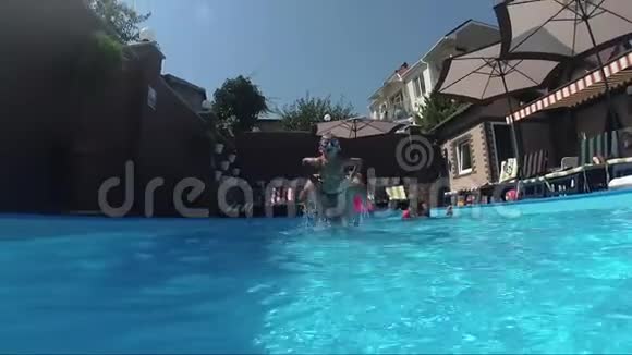 父亲把儿子扔到游泳池里跳视频的预览图
