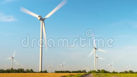 时光流逝风力涡轮机风力发电厂的快速旋转叶片视频的预览图