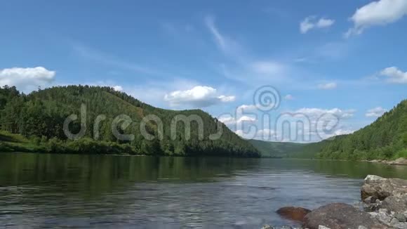 风景优美的夏日坐骑景观河上云速移动视频的预览图