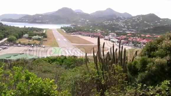 圣巴思A莱米机场加勒比专属岛屿视频的预览图