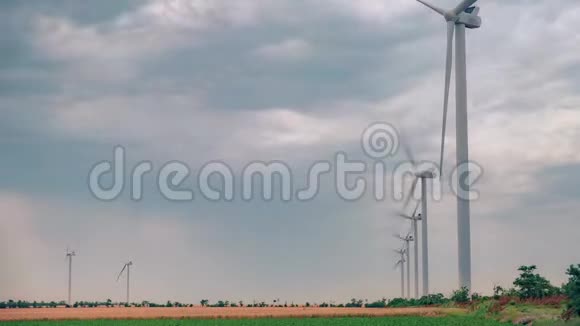 风力涡轮机在绿色农业领域产生清洁可再生能源视频的预览图