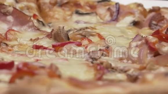 带有火腿凯撒马扎里拉和蘑菇的俄罗斯意大利披萨视频的预览图