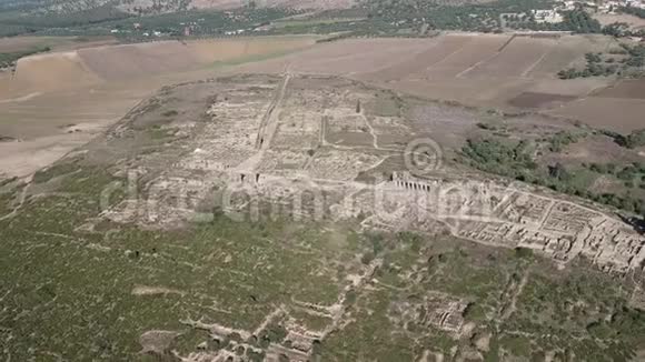 飞越Volubilis和柏柏尔和罗马城市在摩洛哥与无人机从上面x28空中x29视频的预览图
