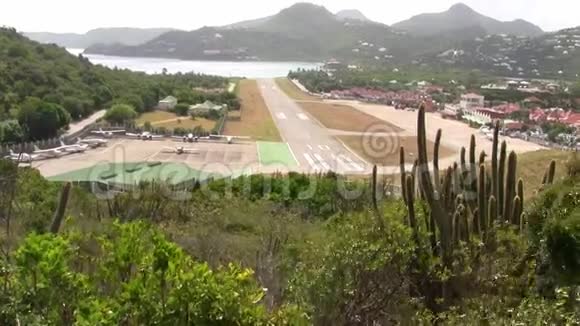 圣巴思A莱米机场加勒比专属岛屿视频的预览图