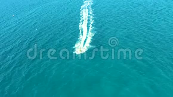 空中史诗级的喷气式滑雪赛车在水晶清澈的水上在罗兹享受暑假视频的预览图