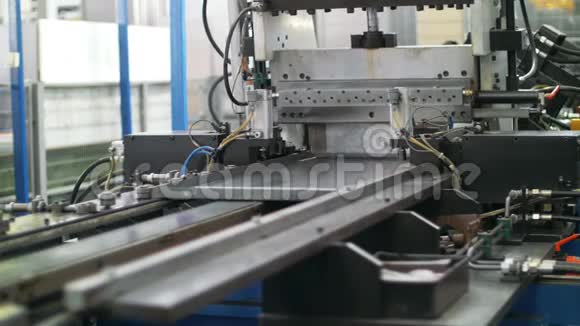 金属加工机在工厂形成金属板材生产家用电器视频的预览图