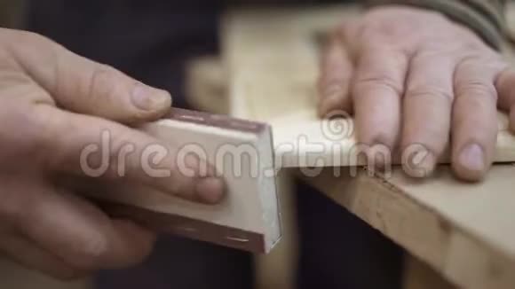 木工工作室用砂纸打磨木架视频的预览图