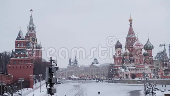 俄罗斯莫斯科2018年12月降雪时红色广场装饰缓慢视频的预览图