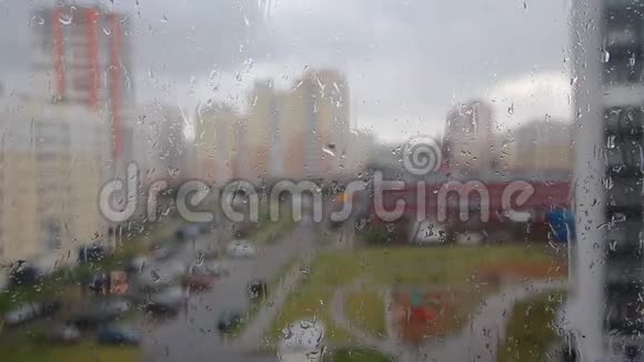 城市某居民区的雨灰色的天空和云彩视频的预览图