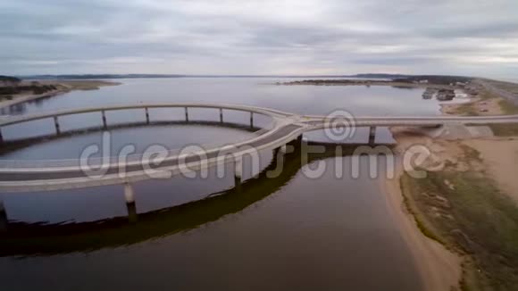 在乌拉圭马尔多纳多的拉古纳加尔松无人驾驶飞机在环形桥上近转弯视频的预览图